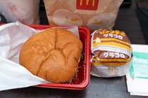 2025年の新作対決！ ビーフのマック「グラコロ」と、エビのコメダ「グラクロ」