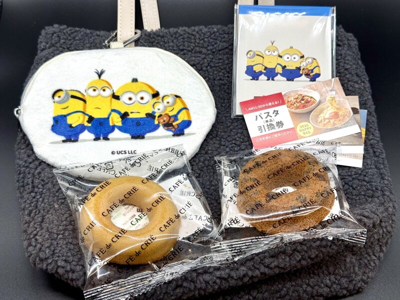 【福袋2026】バナ~ナ! ミニオンコラボの「カフェ・ド・クリエ」福袋がプロモグッズとは思えない “高見え” 実現。ファンなら買って後悔なし!!