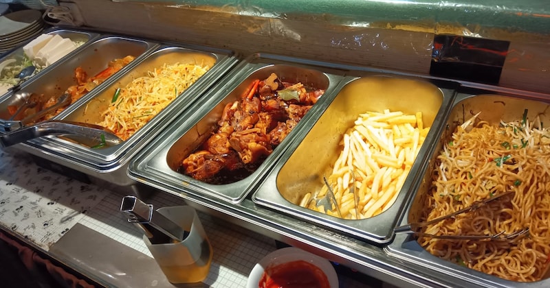 110円で食べ放題！ 高円寺のガチ中華「成都」のミニバイキングが斬新だったから、入店して真相を確かめてみた結果