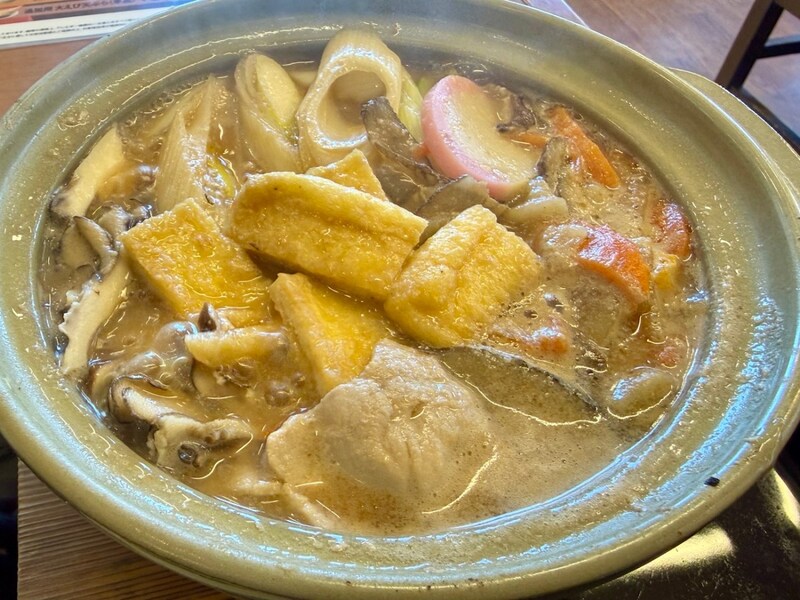 【関東民歓喜】山田うどんの「特製味噌の鍋焼きほうとう」が具沢山で激ウマ / 資さんの「もつ鍋うどん」と真っ向勝負か