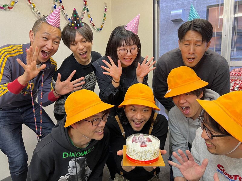 40代になって「子供の頃にやっていたクリスマス会」を職場で再現してみた / 大人9人が昔食べてたお菓子を持って集まったら…