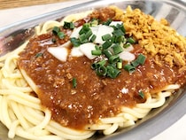 立ち食いそばならぬ “立ち食いスパ” だと!? ド級のコスパを誇るミートソース専門店が激アツだった！ 東京・高田馬場「立ちスパ アッパーカット」