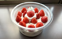 イチゴとクリームの海におぼれろ！ ロピアで発見した『いちごどっさりスイーツ』が最高にクレイジーでした