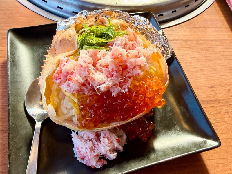【かに甲羅寿司も激ウマ】北関東の焼肉店「萬屋」の平日ランチ(1089円)が最強すぎた / あの人気ファミレス系列でメニュー数が異常