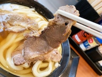 丸亀製麺の店舗限定メニュー「牛バラうどん」が激ウマ！ チャーシューみたいな牛肉から旨味が染み出しまくり!! 販売店舗はここだ！