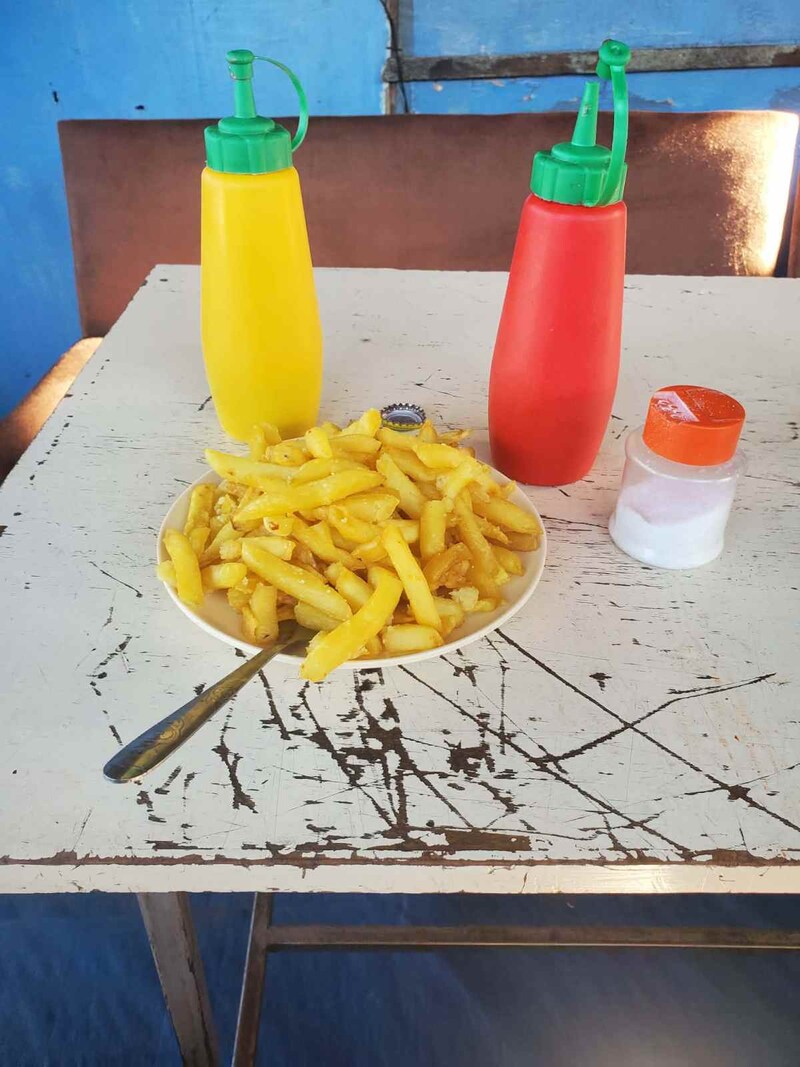 薪で揚げる山盛りポテト！ 冷え切った一皿が繋いだ、ある男との温かい思い出【カンバ通信：第432回】