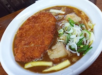 【なぜ】足立区の駅前立ち食いそば屋に松坂牛のメニューが！『雑賀屋』に “松阪牛ホルモンかつカレーそば” がある理由