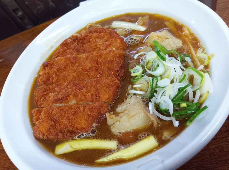 【なぜ】足立区の駅前立ち食いそば屋に松坂牛のメニューが!『雑賀屋』に “松阪牛ホルモンかつカレーそば” がある理由