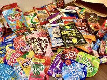 【2022年福袋】なんだこの光景… UHA味覚糖の1万円の米袋を開封!! たぶん1年先までアメ買わなくていい