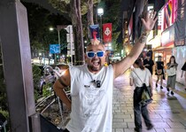 【iPhone17発売前夜】ソフトバンク表参道前で1人行列をしているビッグウェーブに会いに行ったら、結構ヤバいことになっていた！