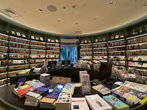 【極楽】虎ノ門ヒルズ「magmabooks（マグマブックス）」で異世界読書してきた / 1時間1800円の有料ラウンジも！