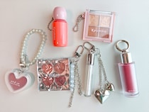 SNSで流行中の「チャームコスメ」をダイソー＆スリコで発見！ 使い心地をレビューしてみた