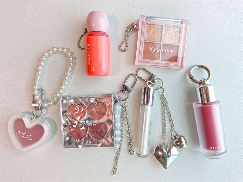 SNSで流行中の「チャームコスメ」をダイソー&スリコで発見! 使い心地をレビューしてみた