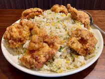 【横浜デカ盛り】チャイナ飯店名物「鶏肉チャーハン大盛り」は巨大唐揚げがゴロゴロ入ったパワー飯！ 駅チカ人気店で腹一杯ッ!!