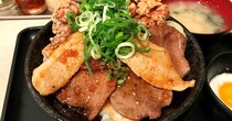【カオス】伝説のすた丼屋、新メニュー『唐揚げ合盛りとろ玉牛たん合戦焼肉丼』で戦場を作り出す！ 肉の三つ巴!! まさに肉の三国志!!!