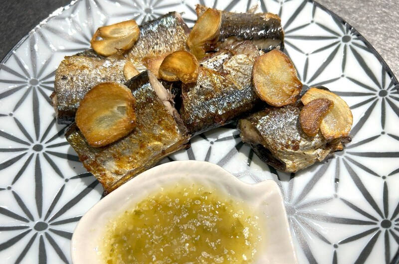 【漫画飯】サンマ豊漁の今こそ試したいレシピ 『きのう何食べた？』の「ガーリック焼き」 / 実際に作ってみた