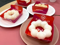 【超速報】ポン・デ・リングが白くなっちゃった！ ミスドの『白いポン・デ・リング』を食べてみたら「飲めるポン・デ・リング」だった