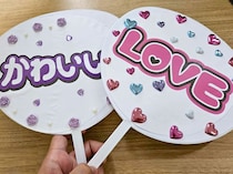 セブンイレブンで『推し活うちわ』が超簡単に作れるって知ってた？ あのスーパーアイドルに披露した結果……