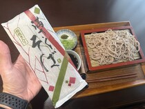 東京23区に残る最後の乾麺メーカーの蕎麦で、泣けた【家そば放浪記】第282束：クイーンズ伊勢丹で買った、玉川食品『粗挽き入り 満さくそば』378円（1人前189円）