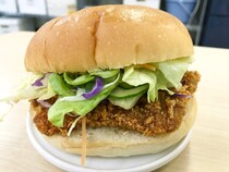 【勝手にコラボ】ファミマの新商品「ファミバーガー」が話題！ 待ちきれないのでローソンの「Lチキバンズ」で作ってみたら激ウマだった!!