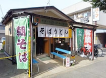 作業療法士から立ち食いそば屋に。一躍マニアに話題となった『まるすそば』店長に話を聞いたら人生の味がした / 清瀬