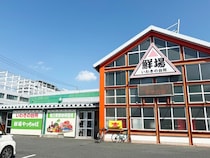 生鮮市場の鮮魚コーナーに併設されている小さな食堂の「栗原はるみ先生も絶賛の海鮮丼（2500円）」が感動級に絶品だった！ いわき「潮目食堂」