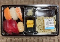 はま寿司『寿司うどん弁当』は、ドンと鎮座する厚焼き玉子とシンプルなうどんが印象的でした / イオン弁当と比較も