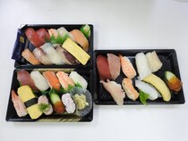 【スシローVSくら寿司VSかっぱ寿司】100円回転寿司の『持ち帰り寿司』はどこが一番ウマい？実際に買って確かめてみた