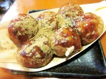 たこ焼き6個で210円！ 座って食べられる東京・野方「ほんま門」がちょい飲み天国すぎた!! これぞたこ焼きのあるべき姿だ