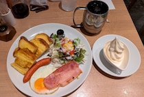 「カフェヨシノ」のデラックスモーニング（税込550円）は出来る限り急いで食べねばならぬ / 名古屋・名駅店
