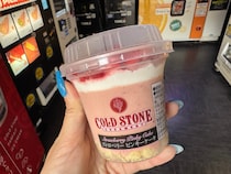 【超レア】今や “三重に1店舗” しかない『コールドストーン』のアイスが都内の自販機で買える！ 食べてみた→「500円、だと …？」