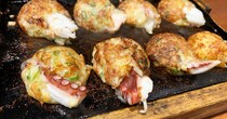 大阪が誇るたこ焼きチェーン「くくる」の道頓堀本店のみにある限定メニューが凄い！ 8個1980円でも昼過ぎには売切れる幻のたこ焼きがこれだ!!