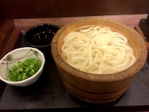 【知ってた？】毎月1日は丸亀製麺の釜揚げうどん（並）が140円！ 大盛りも特盛も全サイズ半額になるんだぞッ!!