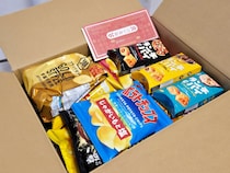 【福袋2025】スナック菓子がどっさり25袋！ 湖池屋の福箱（2500円）は手頃な値段でコスパ良好！ まだ購入できるぞ〜！