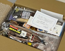 Amazonで “価値ある訳あり” として売られている『水産福箱X』を開けたら「なぜお前がここにいる!?」となった / 福袋2026