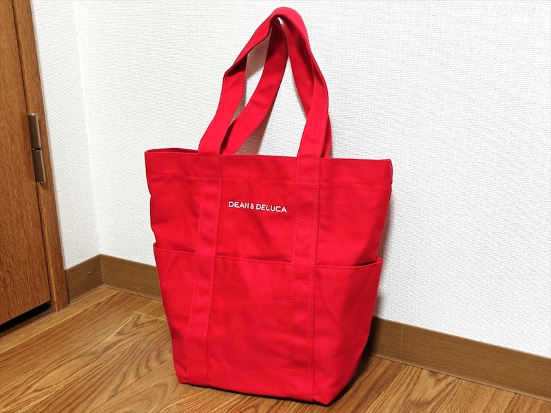 争奪戦は万博予約並み!?  DEAN＆DELUCA福袋「真っ赤な限定トート」の使い勝手が過去イチの進化を遂げていた