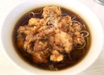 【立ちそば放浪記】丼を覆い尽くすイカゲソ天そばがたった340円！ 超絶コスパの立ちそば屋『一由そば 日暮里店』