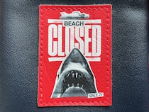 ユニバーサル公式グッズ専門店で買った「ジョーズ福袋」を大公開！ サメ映画ファン必見の中身はコチラ / 福袋2026