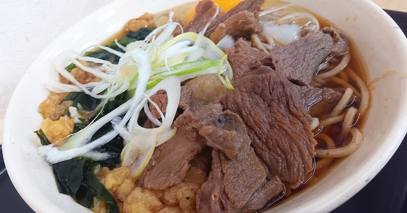 立ち食いそば屋に熊肉そば！ 高田馬場『松石』の数量限定メニューを食べて感じた「ここだけの味」/ 立ち食いそば放浪記376