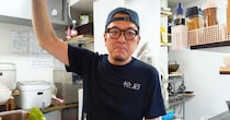 立ち食いそばマニア話題の店に聞く。牛肉カレーそばが激ウマな高田馬場『松石』は、なぜ “攻めの甘み” にたどり着いたのか