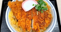 かつや新作「出汁醤油ロースカツ on the 親子丼」が新年からカオスすぎる / 注文したら店員さんも混乱していて笑った