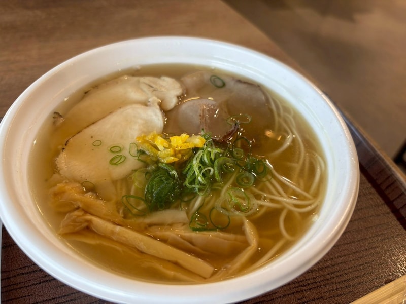 ミシュラン掲載の名店「塩そば まえだ」監修！ 広島空港のすぐそばで、魚介の旨味が押し寄せる一杯を食べてきた