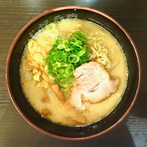 ミシュランガイド掲載の「塩ラーメン」は鶏と魚介の旨味たっぷりでマジ激ウマだった！ 新千歳空港 ラーメン道場「札幌 飛燕（ひえん）」