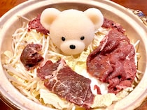 【福袋2026】くまちゃんが鍋に沈んでいく「くまちゃん温泉」の福袋はまだ買える!! かわいい見た目とおいしい牛肉をお得に堪能できるぞ