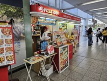 小田急相模大野駅へ行ったら、駅の構内で『ピザ』を焼いていてビビった！ テイクアウトして電車に乗ってみたらまさかの結果に…