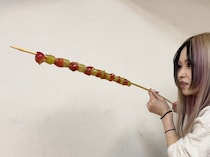 『海底撈火鍋』で販売中「1メートルのフルーツ飴」の取り扱いをミスった結果 “早すぎた巨神兵” みたいになっちゃった … / 持ち帰り時は要注意！