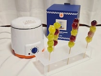 お家で夏祭りが楽しめる！ 3COINSから「フルーツ飴メーカー」が新登場 → 母のとある一言でお祭り気分が一瞬で崩壊へ