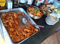 880円で豚唐揚げが食べ放題！ 池袋で見つけたガチ中華『小東北』のランチが、日本と思えない「コスパの魔境」だった