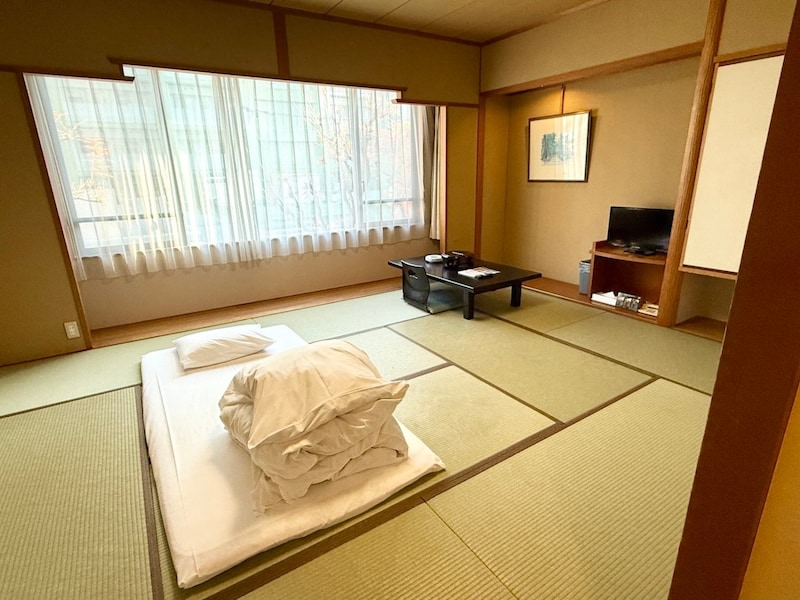 博多で1泊5610円！ 部屋が広すぎ＆大浴場サウナ付きの安宿『ホテル一楽』が最高だった