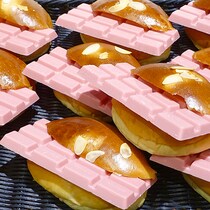 【激レア】ロイズの板チョコが丸ごとドーン！ 大人気のパン「グテ」に限定商品『いちご味』登場!!